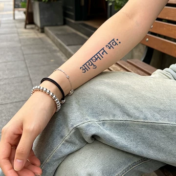 蛇纹身图案设计：缠绕结构与身体曲线结合