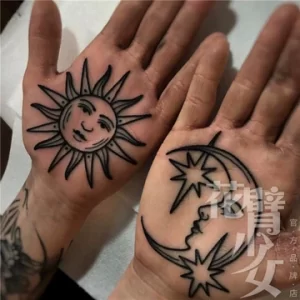 莲花纹身图案的构图方式与视觉寓意